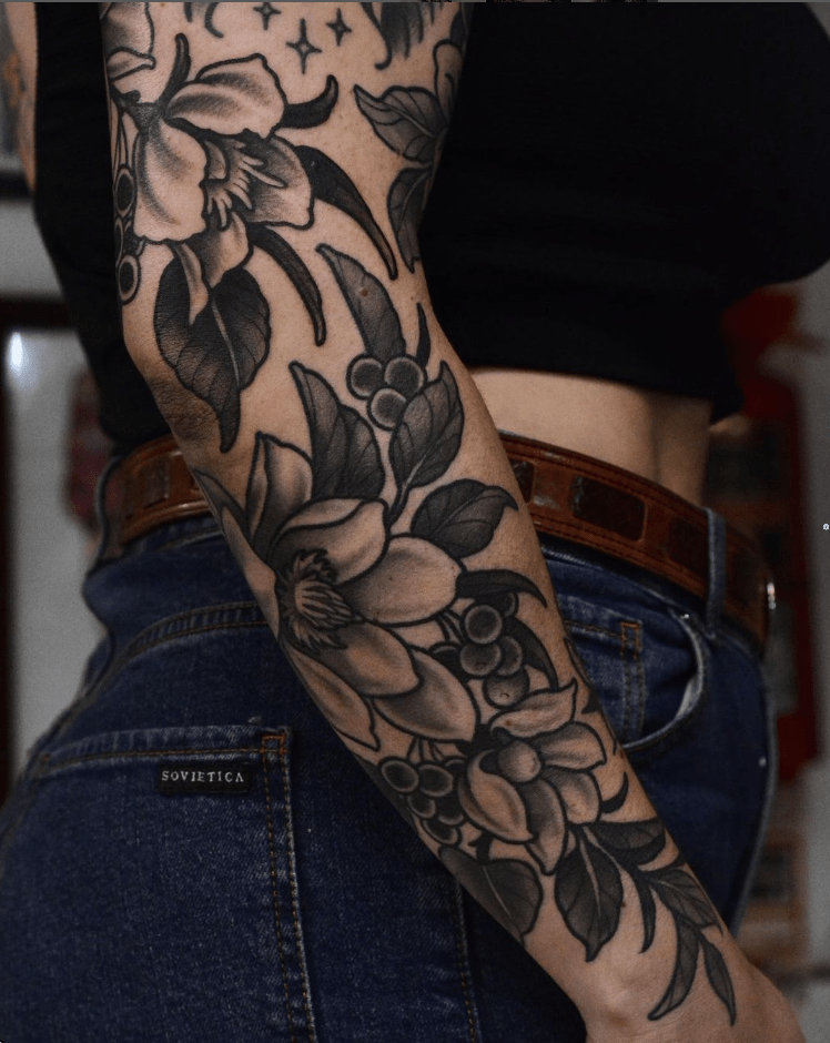 Tatuaje flores realista Barcelona flower blackwork Tattoo