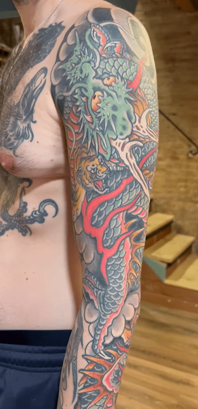 Japanese traditional full sleeve dragon tattoo,Tatuaje tradicional japonés de dragón en manga completa, todo el brazo.