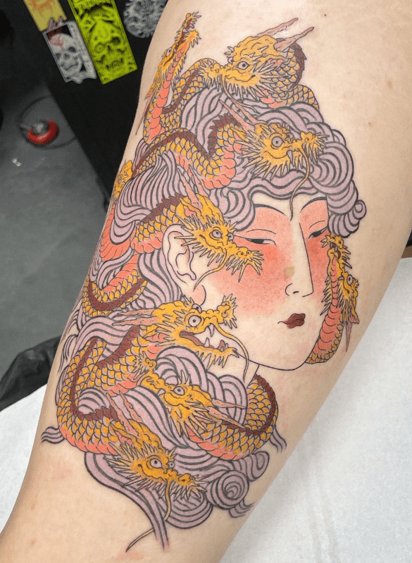 tatuaje de geisha y dragones neo-japonés, Japanese neo-traditional Neo-Japanese geisha dragons tattoo.