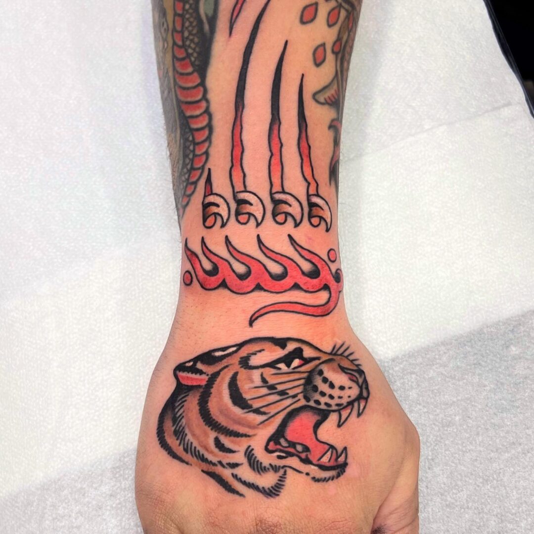 RafaDecraneo1 old school tiger tattoo, tatuaje tradicional tigre garra