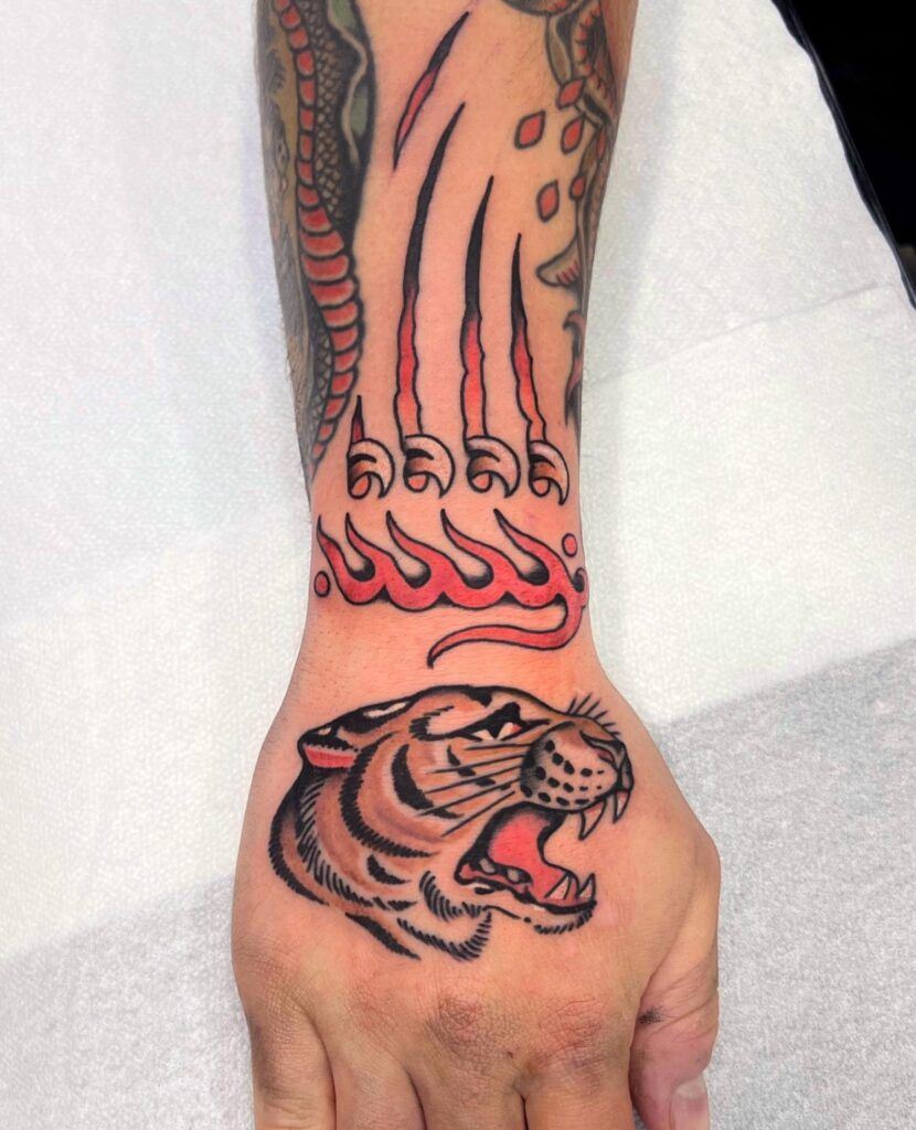 old school tiger tattoo, tatuaje tradicional tigre garra