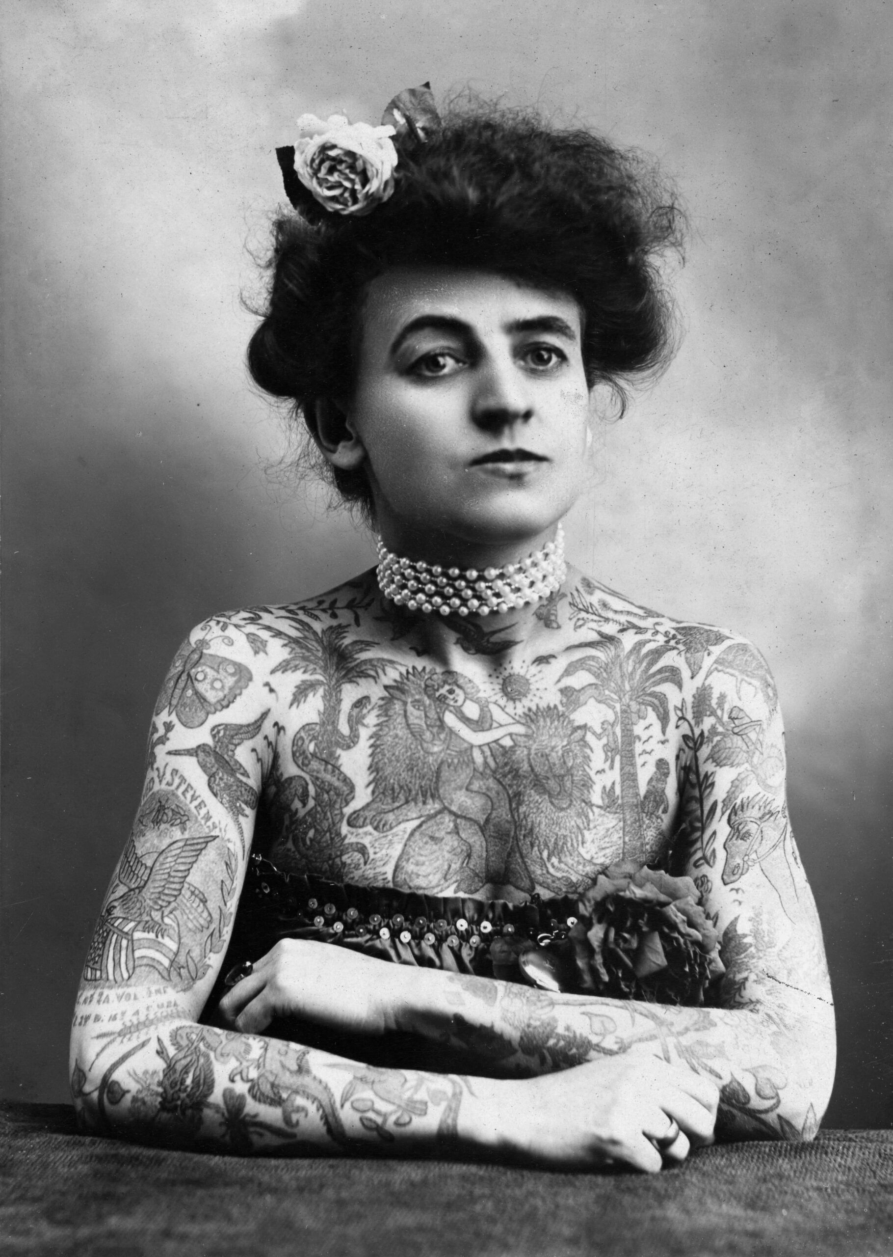 Raíces del Arte Corporal: Un Viaje por la Historia del Tatuaje Tradicional