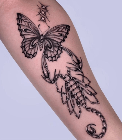 Captura-de-pantalla-2023-11-24-032020 Fineline scorpion butterfly tattoo. Tatuaje de escorpión y mariposa en estilo fineline.