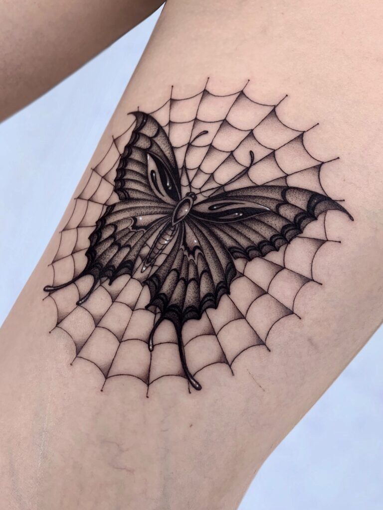 Tatuajes Fine Line en Barcelona - Mariposa sobre teleraña - Por Sara Rosa