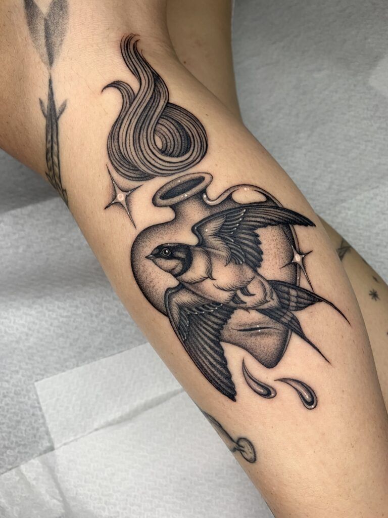 Tatuajes Fine Line en Barcelona - Golondrina sobre corazón - Por Sara Rosa