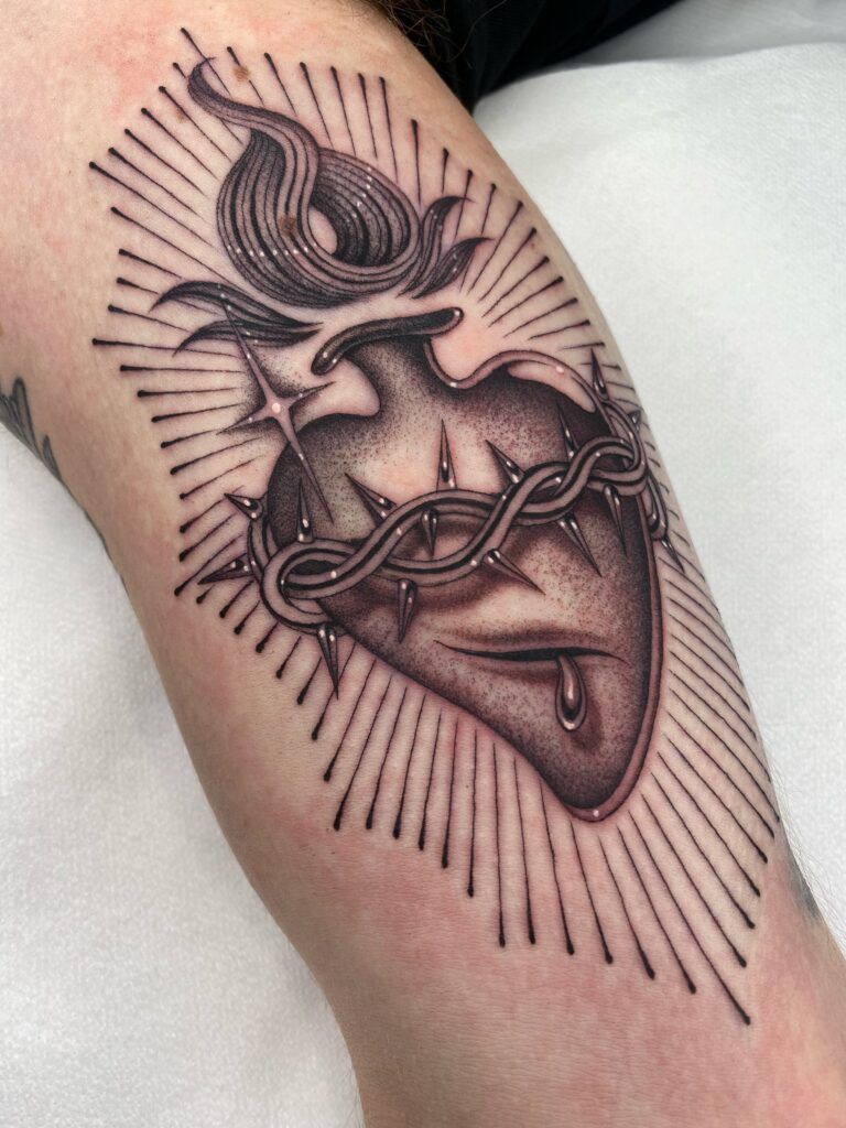 Tatuajes Fine Line en Barcelona - Sagrado Corazón - Por Sara Rosa