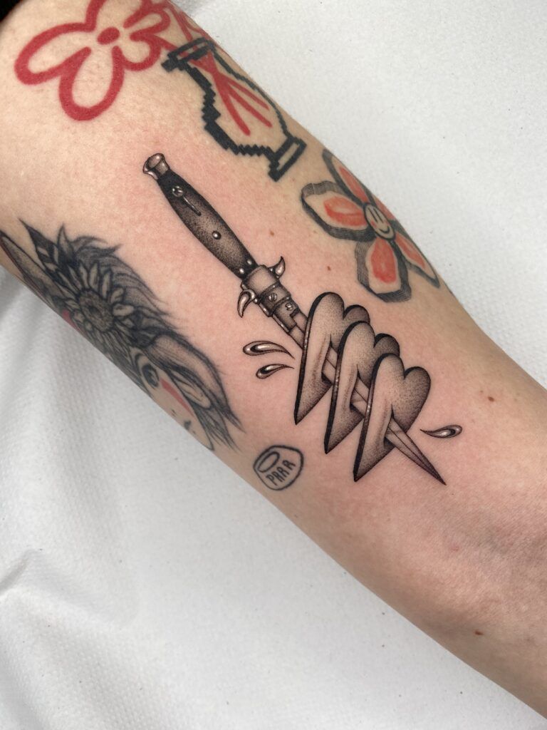 Tatuajes Fine Line en Barcelona - Corazones y puñal - Por Sara Rosa