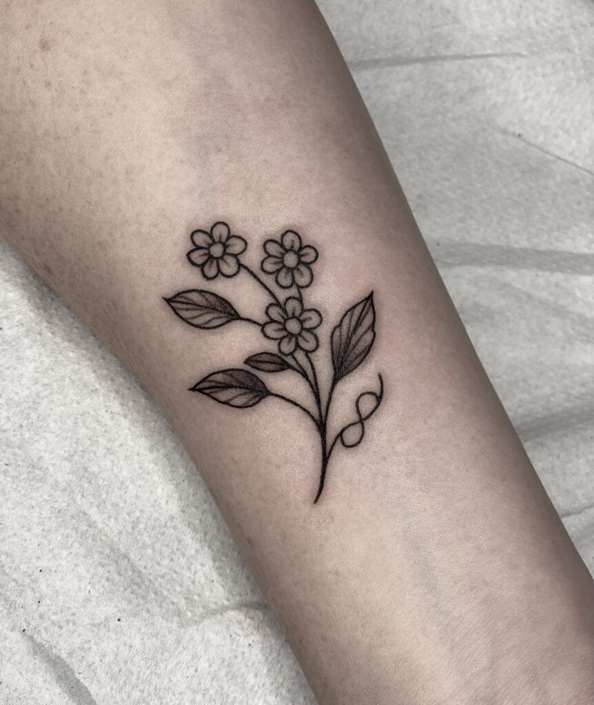Tatuajes sin cita previa en Barcelona - Walkins Tattoos - Flores en brazo