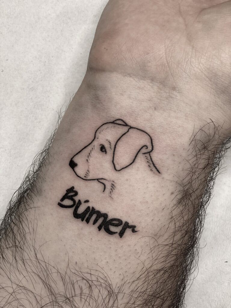 Tatuajes sin cita previa en Barcelona - Walkins Tattoos - Perro en lineas finas