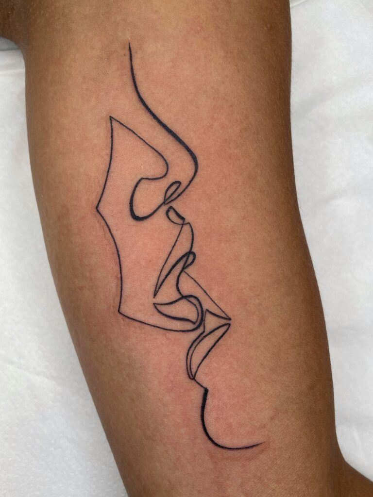 Tatuajes sin cita previa en Barcelona - Walkins Tattoos - Perfil de cara en linea